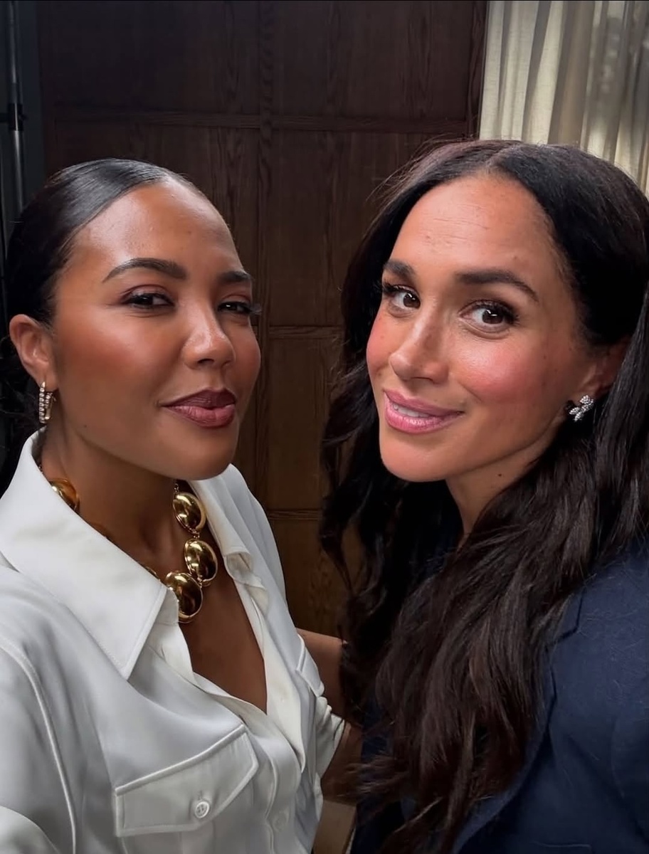 Меган и Эмма Греде делают селфи. Источник фото: thesun.co.uk