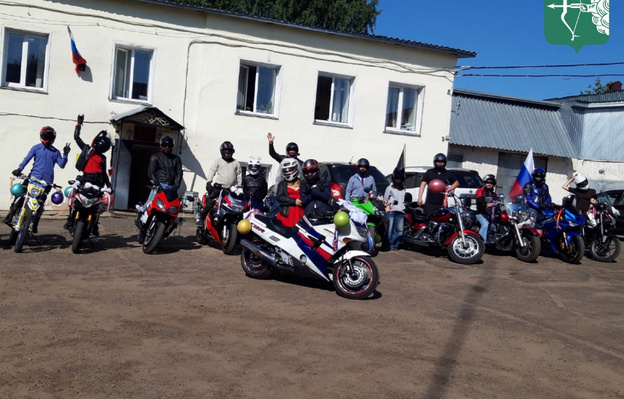    Котельничские молодожены Огородовы поженились, приехав на мотоциклах