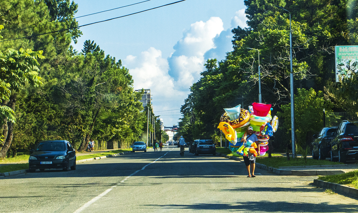 На улице Кобулети. Днем на улицах малолюдно, кроме центра: отдыхающие на пляже, а местные жители на их обслуживании. Кобулети, Аджария, Грузия. 