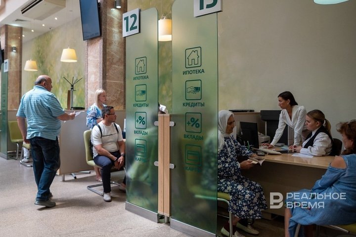 Совокупный объем счетов и вкладов физлиц в российских банках достиг 59,4 трлн рублей, только за апрель цифра выросла более чем на полтора триллиона. Максим Платонов / realnoevremya.ru