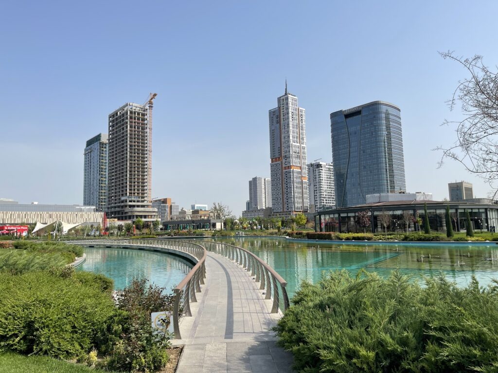 Вид на фонтан. Строящееся здание на фото на данный момент построено и делит территорию с ТРЦ и офисом.