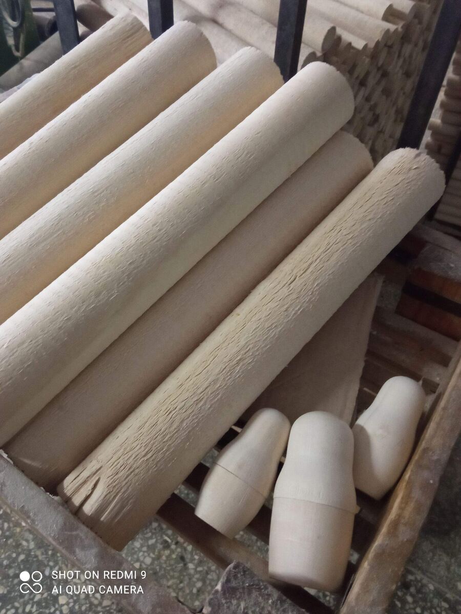 Заготовки для хохломских изделий фабричного производства. Современные баклуши (слева). Фото автора. 