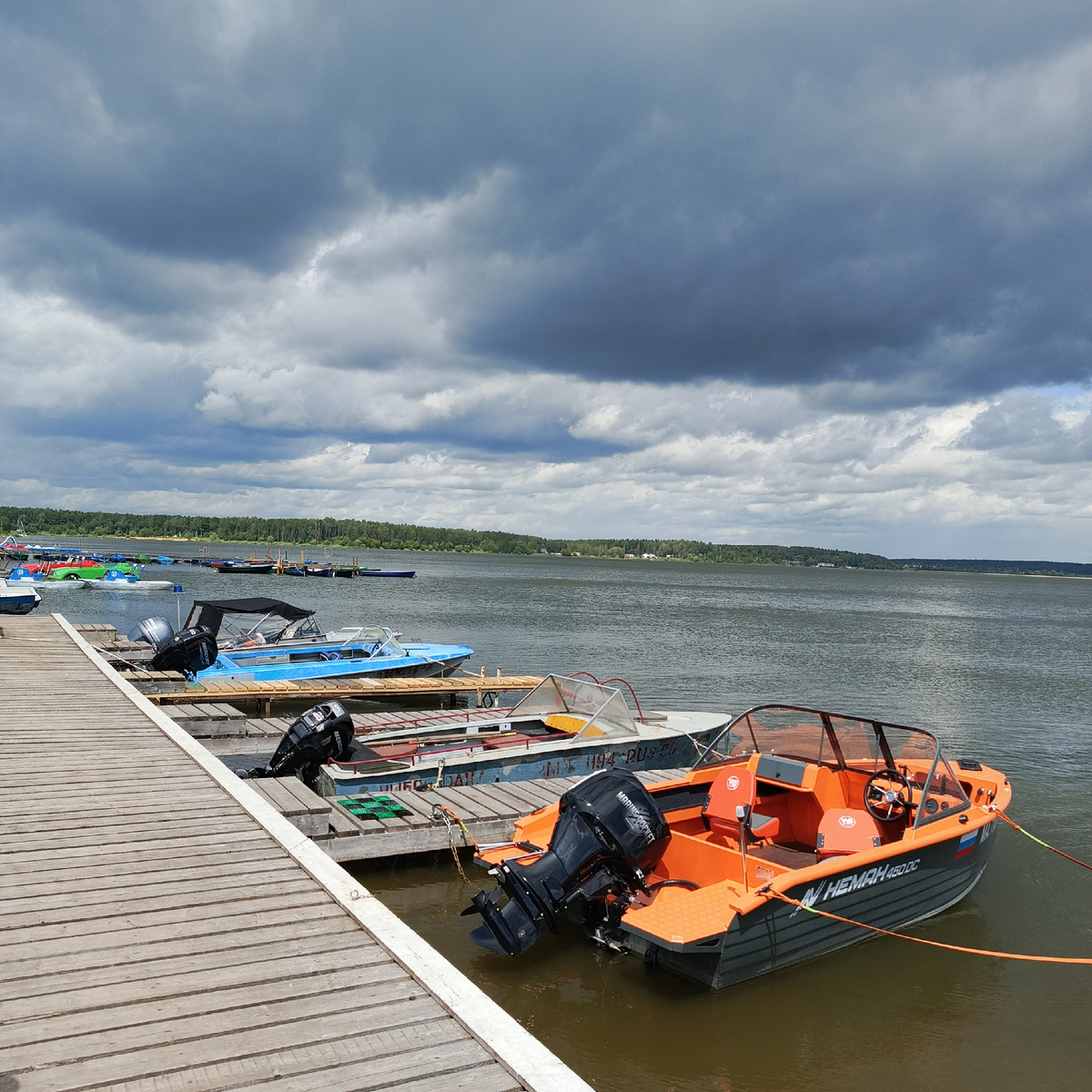 Видна дамба, ведущая на другую сторону озера