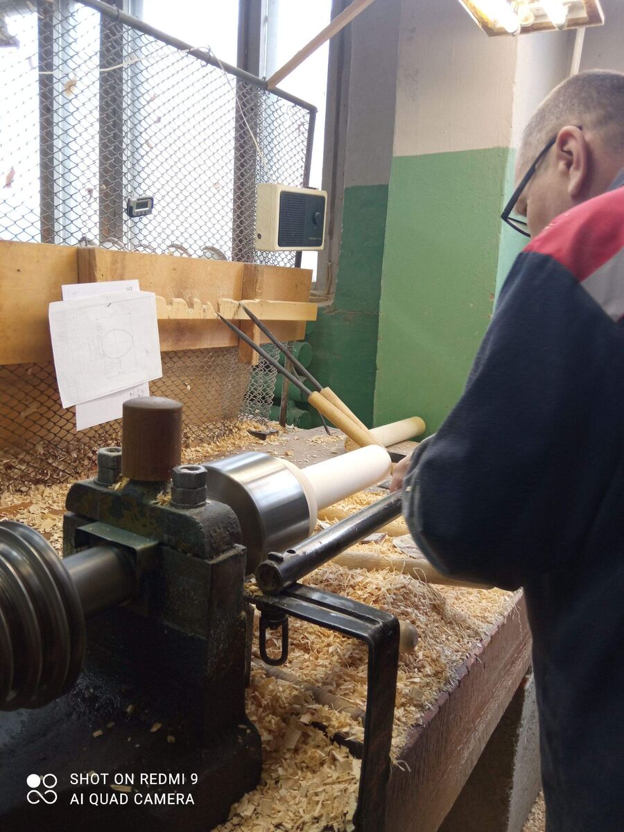 Токарь вытачивает изделия на станке. Фабрика "Хохломская роспись". г. Семёнов Нижегородской области. Фото автора. 