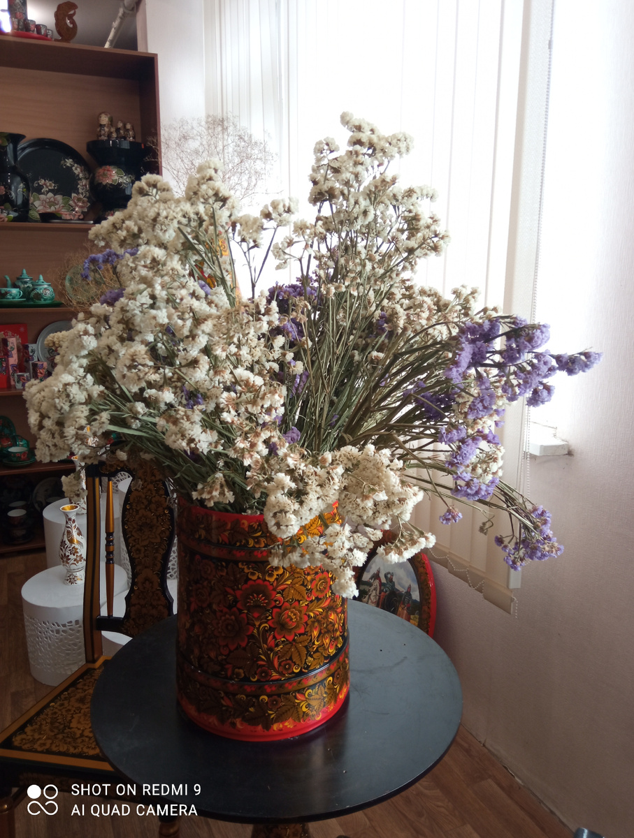 Ваза. Хохлома. Экспонат ассортиментного зала фабрики "Хохломская роспись". Фото автора.