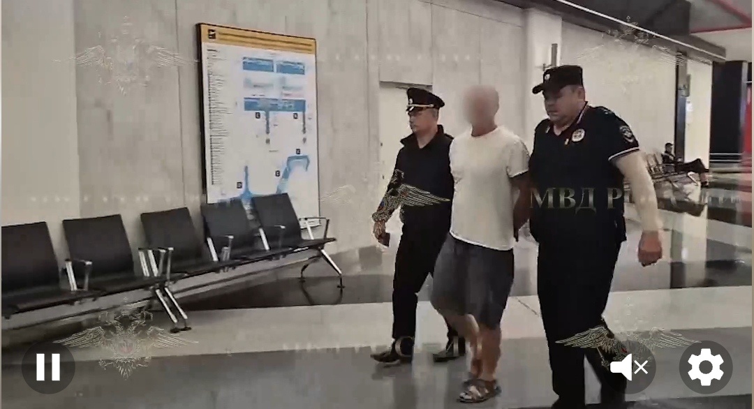 Кадр из видео, его уводят 