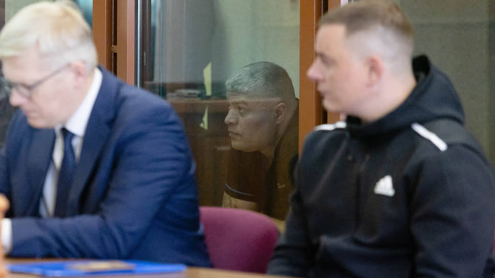 Аббас Гулиев в кабине для обвиняемых.📷Фото: Марина Молдавская / Коммерсантъ