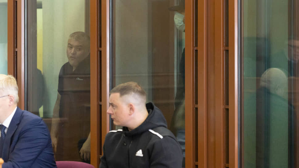 Аббас Гулиев и Давид Жоржоладзе в кабине для обвиняемых. Рядом с адвокатом Максим Шатин.📷Фото: Марина Молдавская / Коммерсантъ