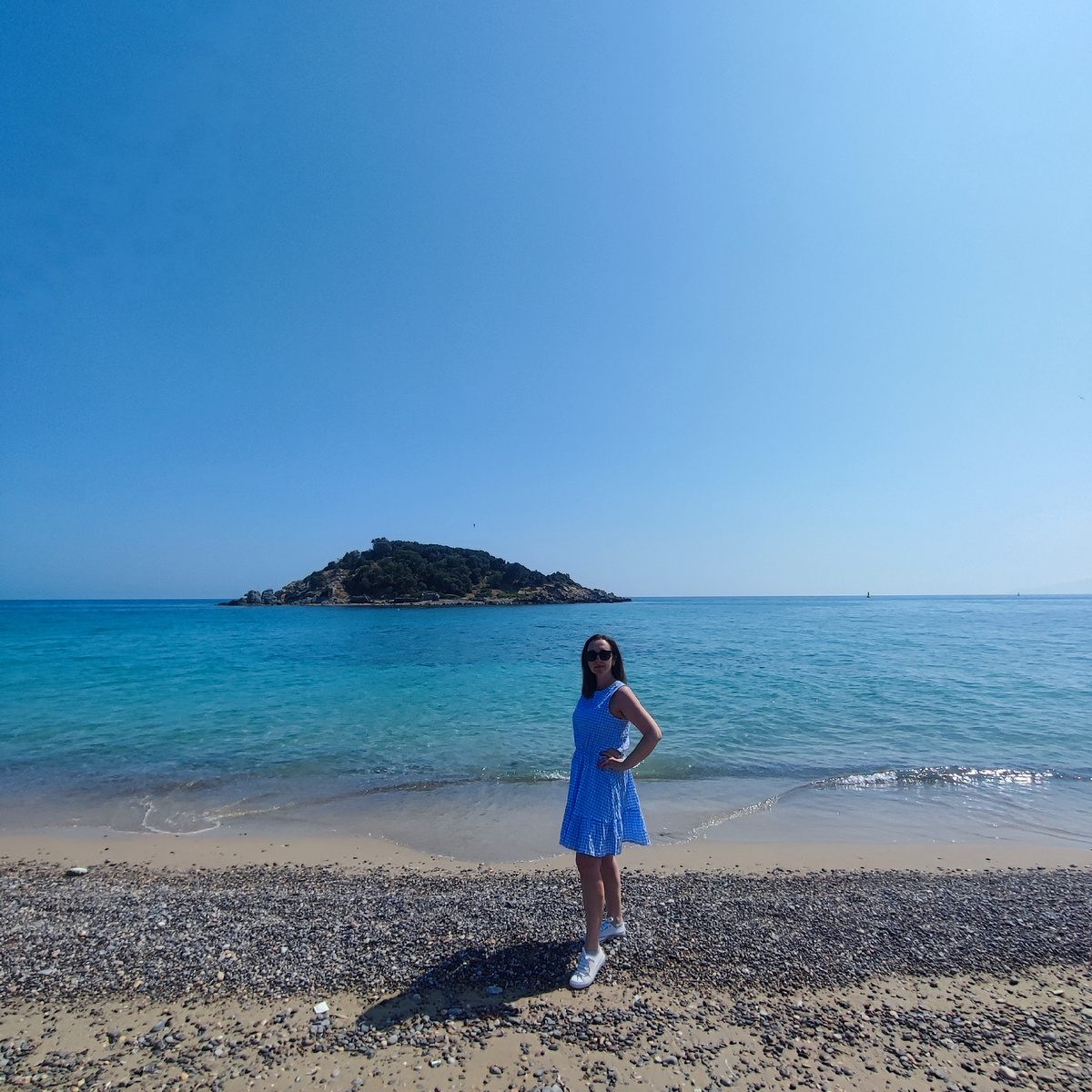 пляж в городке Бозъязы и остров Нагидусса