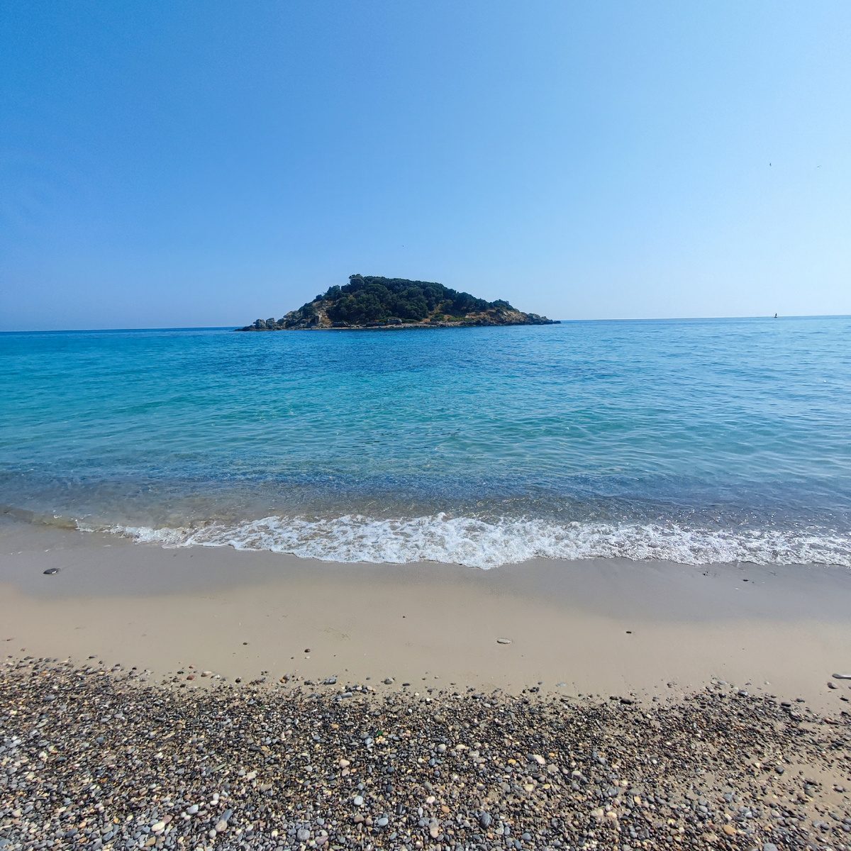 пляж в городке Бозъязы и остров Нагидусса