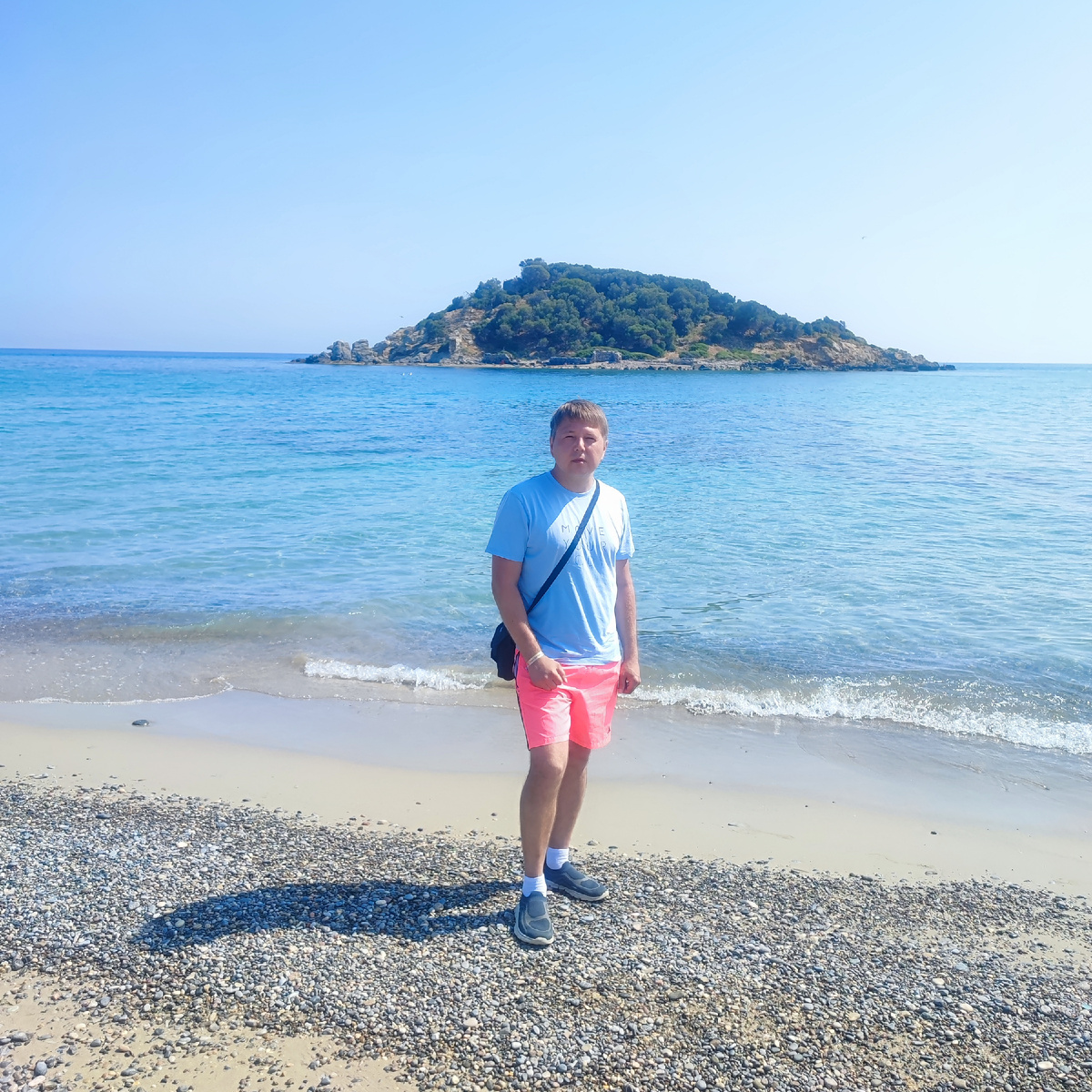 пляж в городке Бозъязы и остров Нагидусса