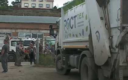     Выяснили, почему десятки мусоровозов не вышли на смену в Красноярске