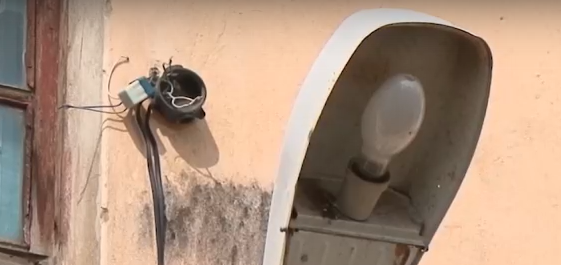     Жители нескольких районов Канска уже четверо суток сидят без света