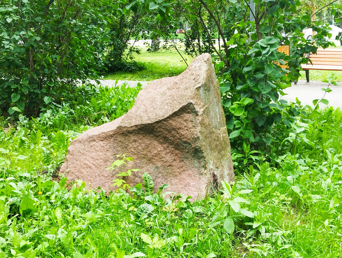 Просто камень лежит на газоне на улице Череповецкая. Может, просто камень. А может, камень преткновения. Как знать? ЗДЕСЬ и далее фото автора и(или) из личного архива автора, если не указано иначе.