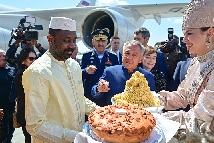    Сегодня раис РТ Рустам Минниханов принимает у себя президента переходного периода Республики Мали Ассими Гойту.   
Фото: rais.tatarstan.ru