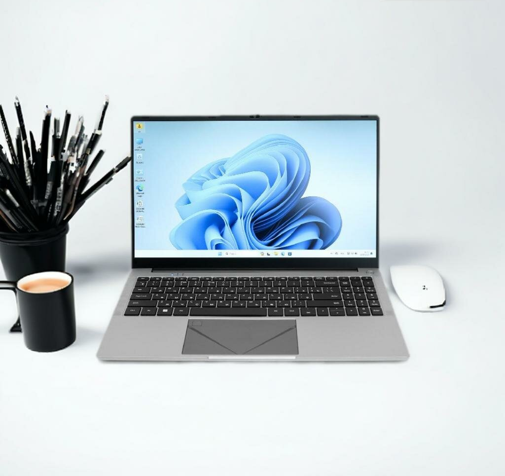 Вид спереди на столе, видна клавиатура и корпус