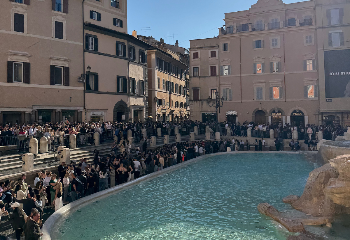 А отсюда вытаскивают много денег каждый день. Оцените количество людей 