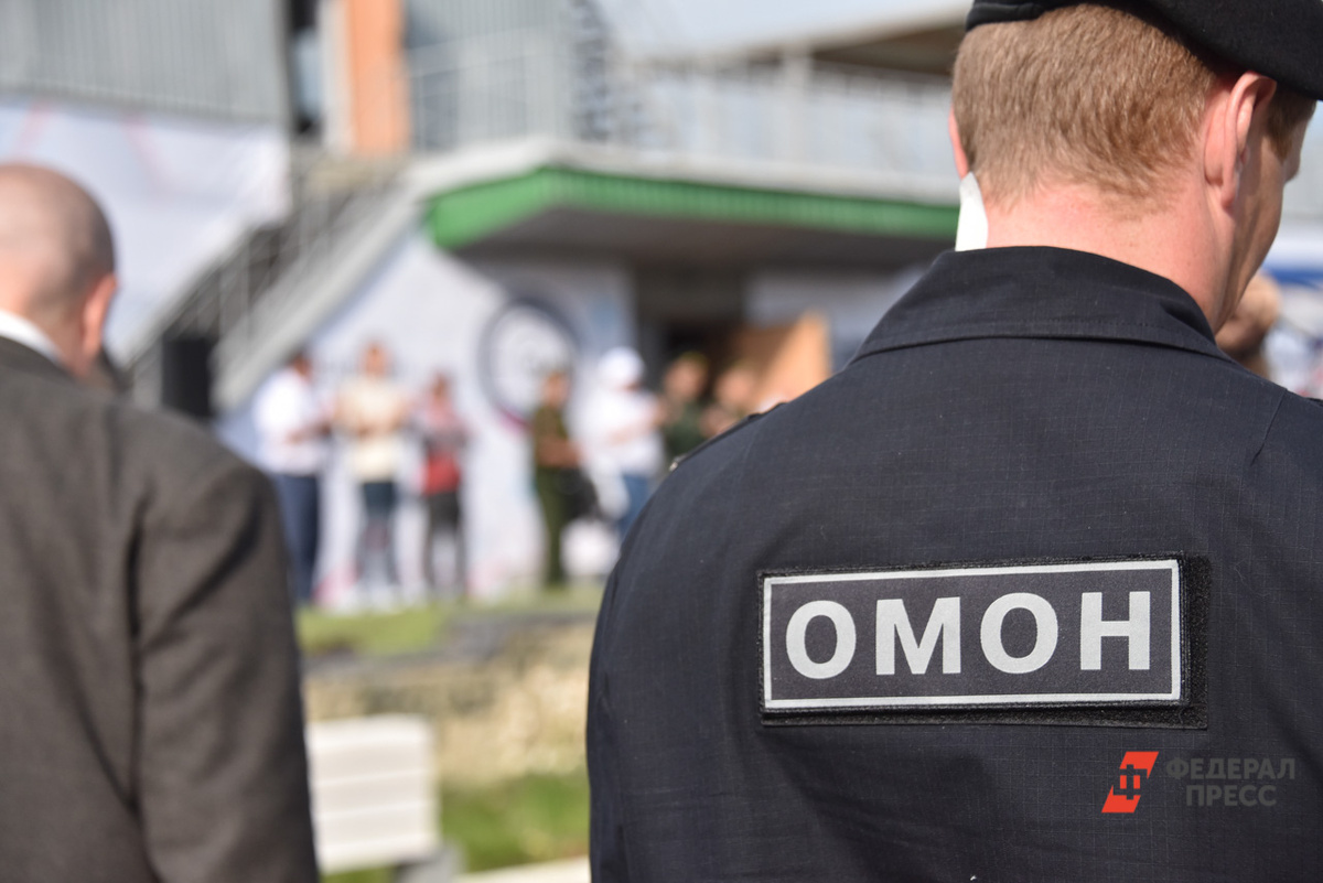 Силовики ворвались в «Кресты» и уложили на пол всех причастных к закрытой съемке.  Фото: Фото: ФедералПресс / Полина Зиновьева