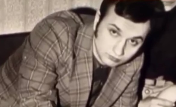 Евсеев в прошлом лежал в психиатрической лечебнице. Лечили его сурово, а потому он нацепил маску, чтобы оказаться окружающим нормальным. А по вечерам в центре Москвы выпускал зверя погулять.