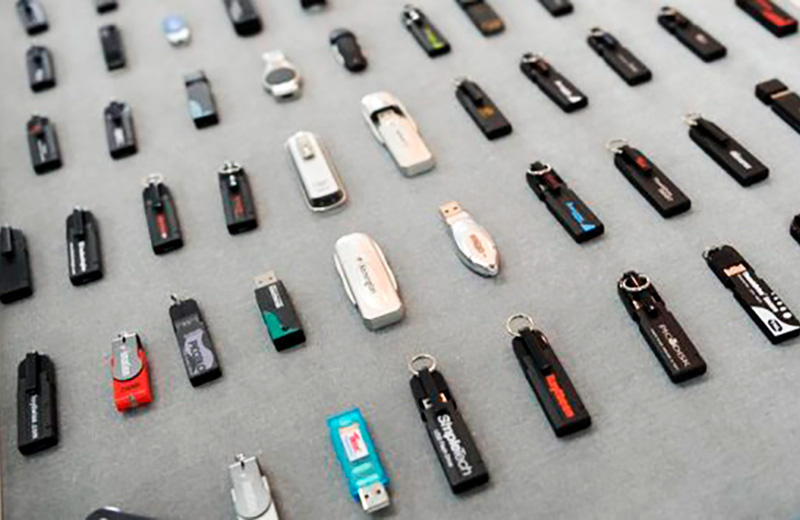 USB-накопители, представленные в офисе Trek 2000 International в Сингапуре. Хенн Тан, владеющий патентом на компактное устройство хранения данных на более чем 30 рынках и глобальной торговой маркой бренда ThumbDrive