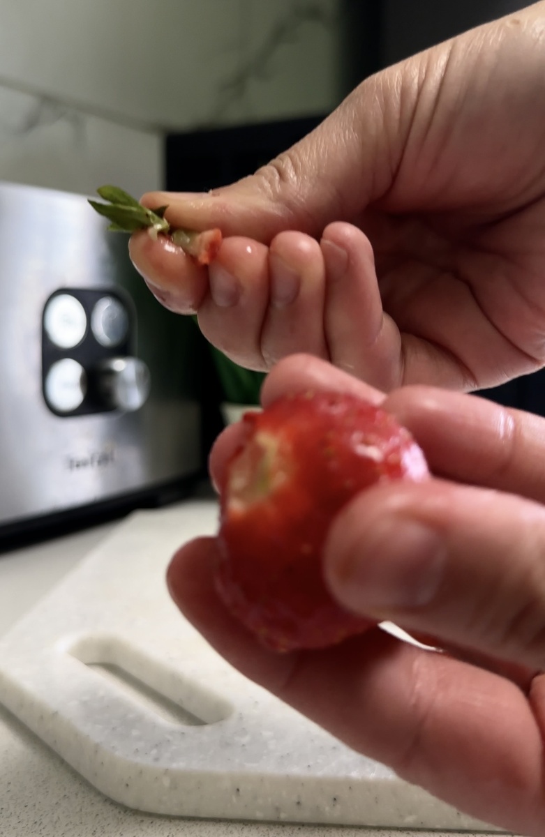 Удаляем хвостики и для удобства режем на половинки