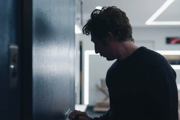     Джереми Аллен Уайт в роли Кармена Берзатто в сериале «Медведь»/кадр из трейлера 4-го сезона