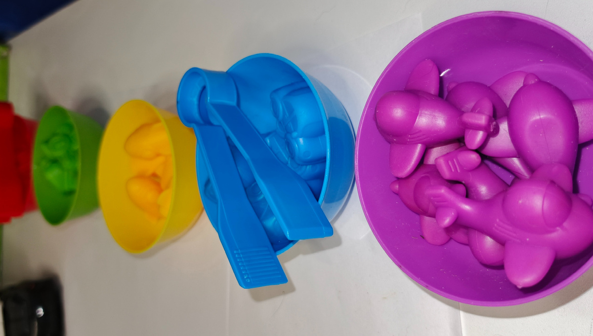 Фигурки, тарелочки и два пинцета