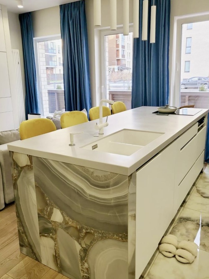 Совместный проект с дизайн-студией. На фото остров со столешницей из искусственного камня.