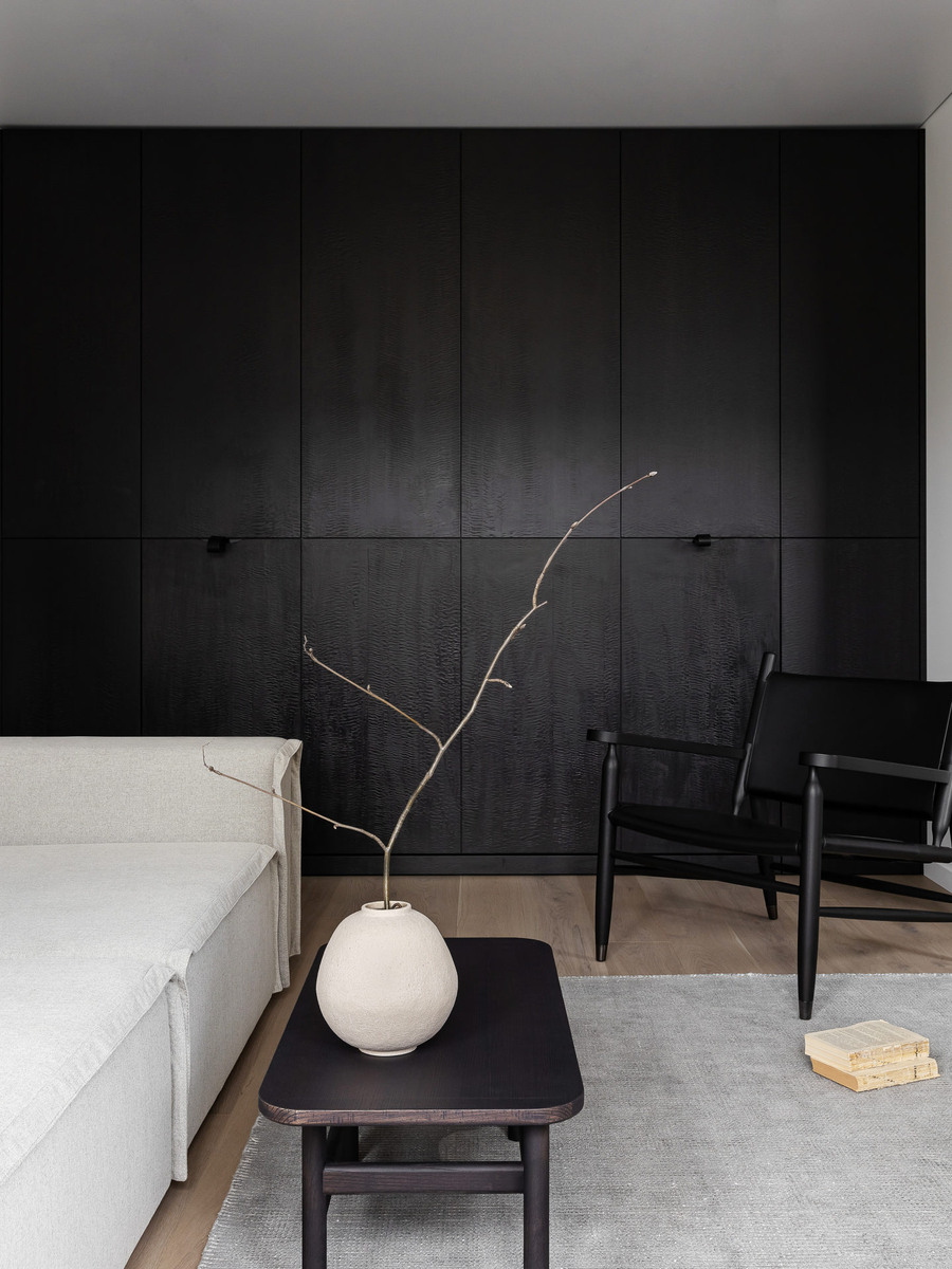 Трансформер с отделкой на фасадах из шпона эвкалипта 