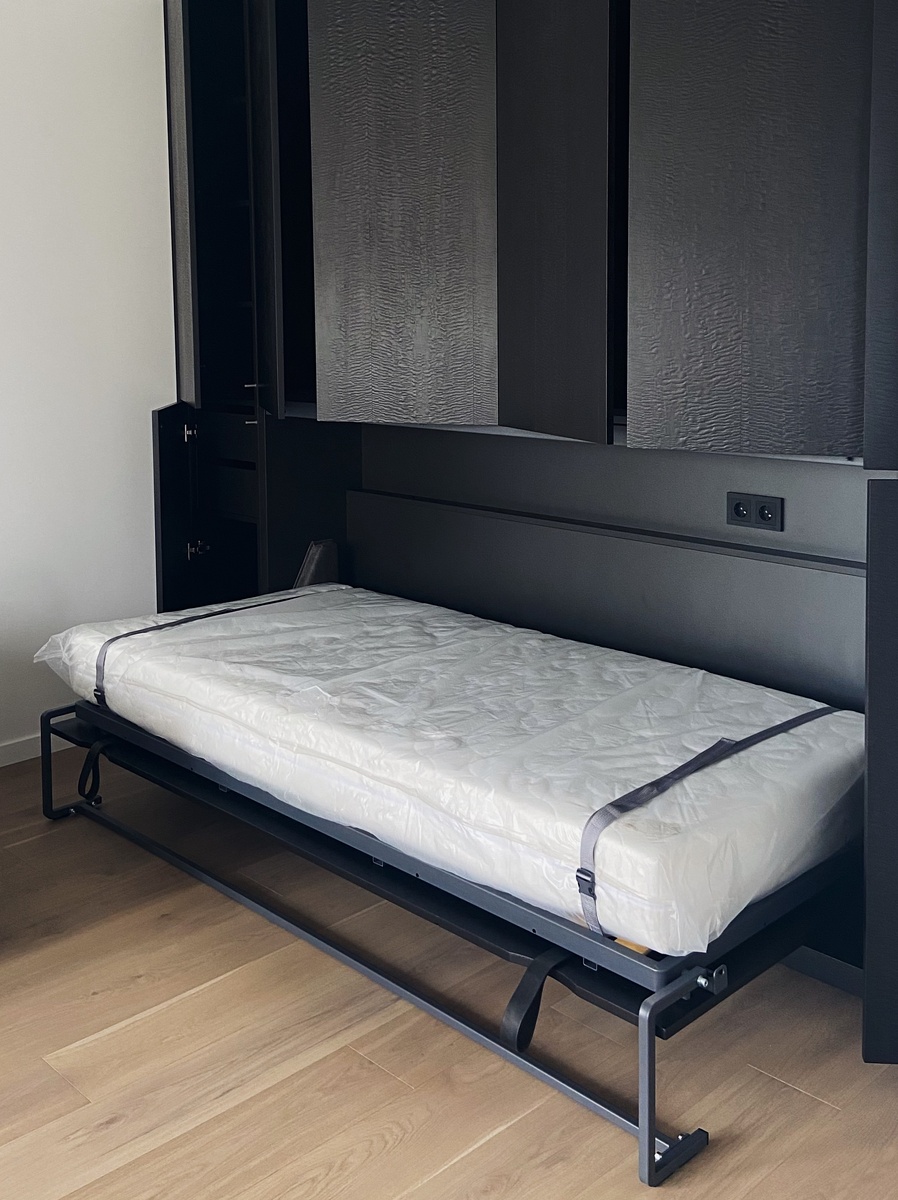 Трансформер с отделкой на фасадах из шпона эвкалипта 