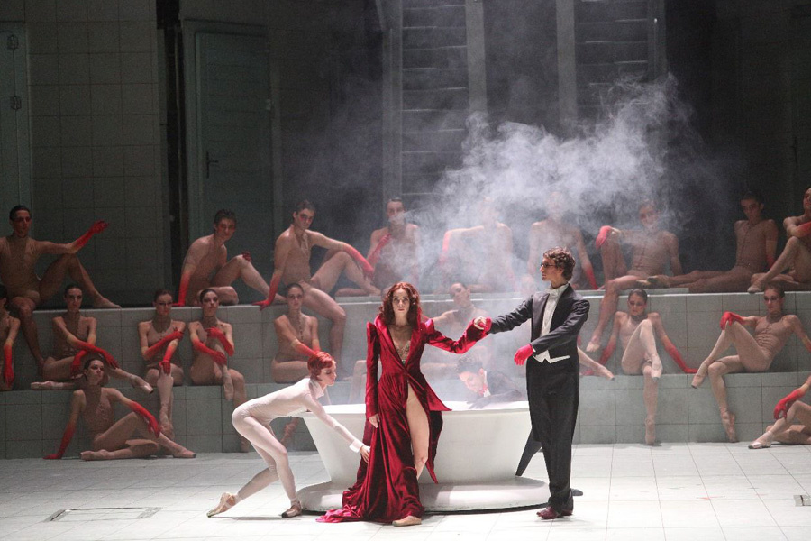 Чего в спектакле нет, так это непотребства в стиле экранизации «Мастера и Маргариты» режиссёром Юрием Карой, который бал у сатаны превратил в парад бесстыжих нудисток