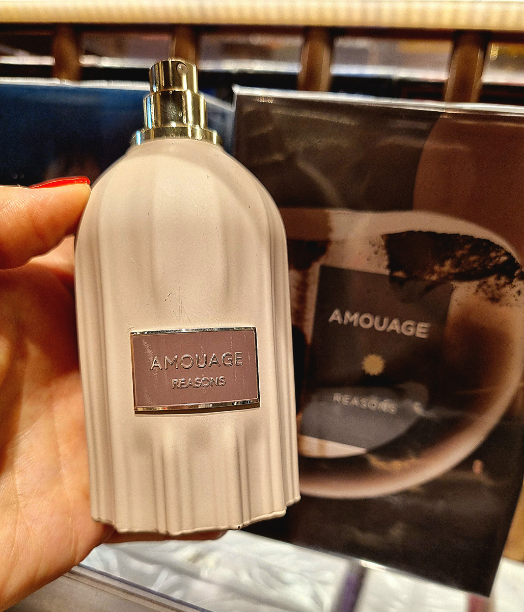 Фото автора. Верхние ноты: Лесной орех, Розовый перец, Кардамон, Корица
Средние ноты: Сосна, Давана, Нагармота, Кашмеран, Белая Амбра, Пачули
База: Пало Санто, Сандал, Кедр, Мирра, Мускус, Дубовый мох, Лабданум, Бензоин, Ветивер