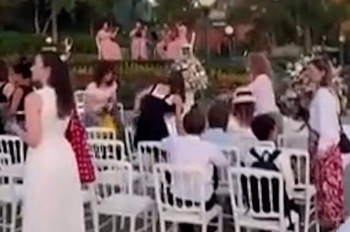   Всё, как полагается - вальс Мендельсона играют приглашенные музыканты. Фото: кадр видео