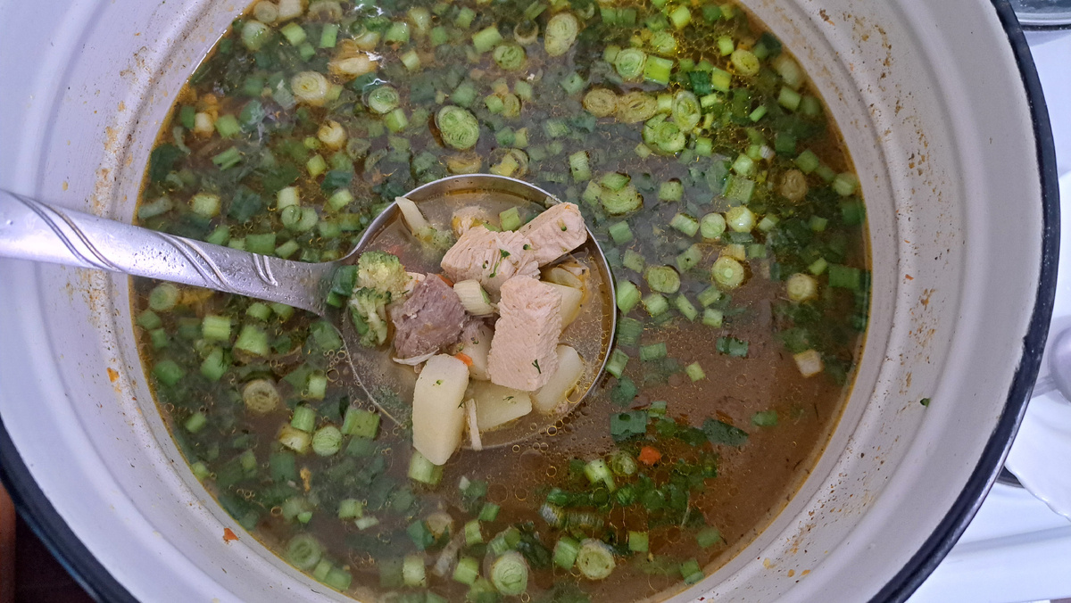 Суп из двух видов мяса с зеленью. 