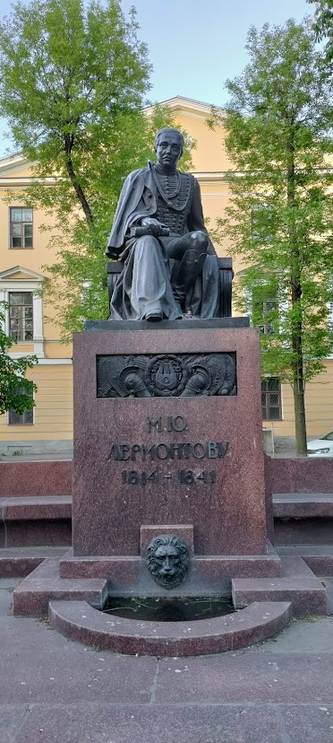 Памятник на Лермонтовском проспекте, 54, перед бывшим Николаевским кавалерийским училищем — монумент Лермонтову, скульптор — Б. М. Микешин, открыт в 1916 году. 🗿
