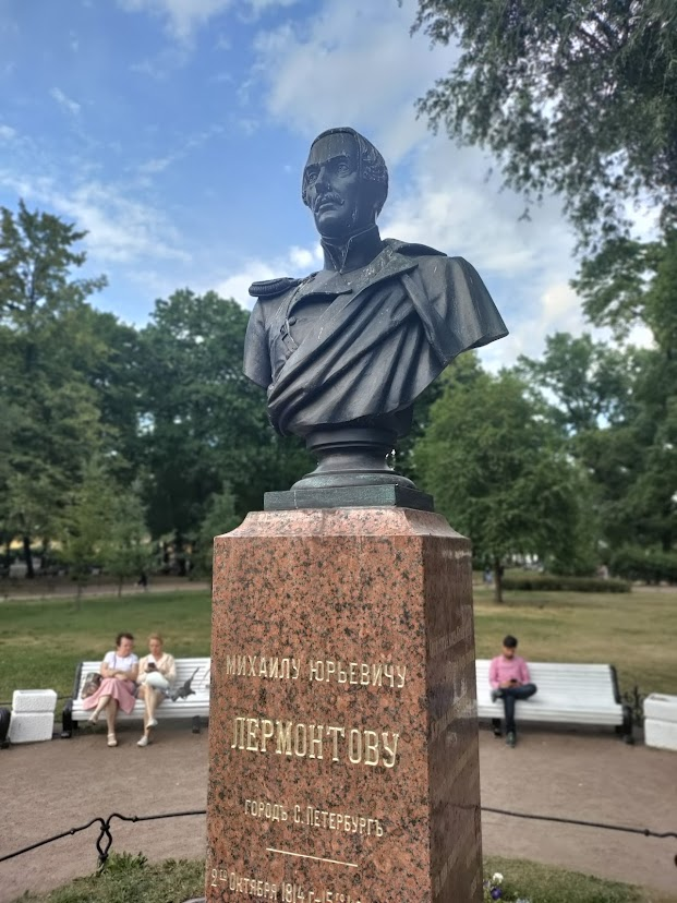 Бюст Лермонтова, скульптор — В. П. Крейтан, открыт в 1896 году.