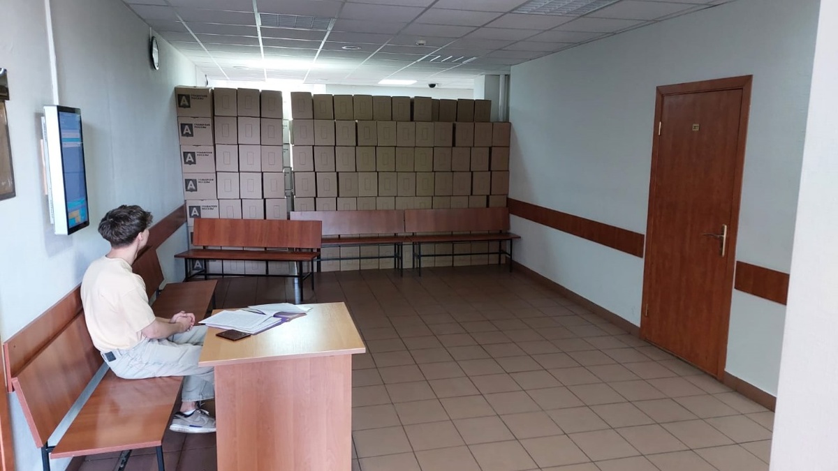 Здание Останкинского суда. Коридор и эвакуационные выходы были завалены барахлом.