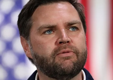    Вэнс назвал неприличный жест «средний палец» символом Вашингтона