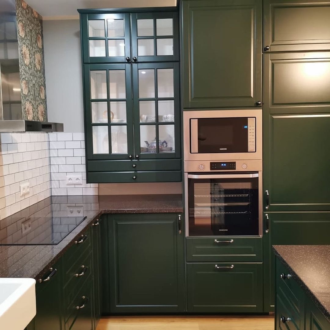 Столешница на кухню и на остров выполнена из акрилового камня