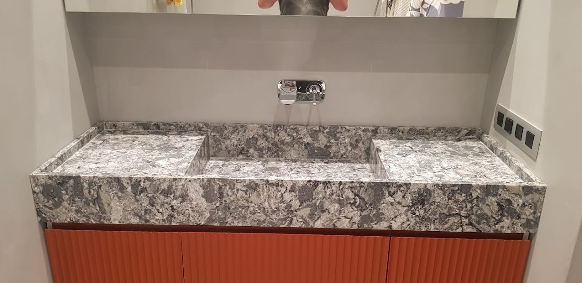 Столешница с интегрированной раковиной и плинтусом по краям из кварцевого агломерата