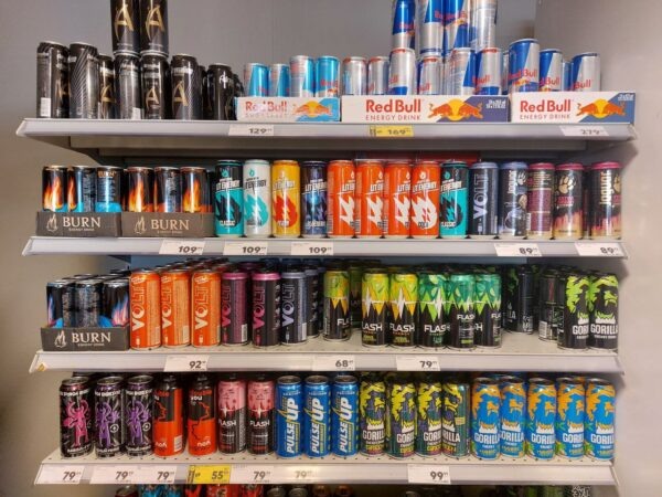 Энергетики занимают все больше места на полках супермаркетов. Фото: Продукт медиа