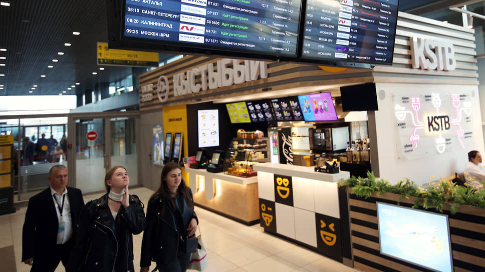 В аэропорту Казани отменили 12 рейсов и задержали десятки на 6-12 часов.📷Фото: Владимир Антонов / Коммерсантъ