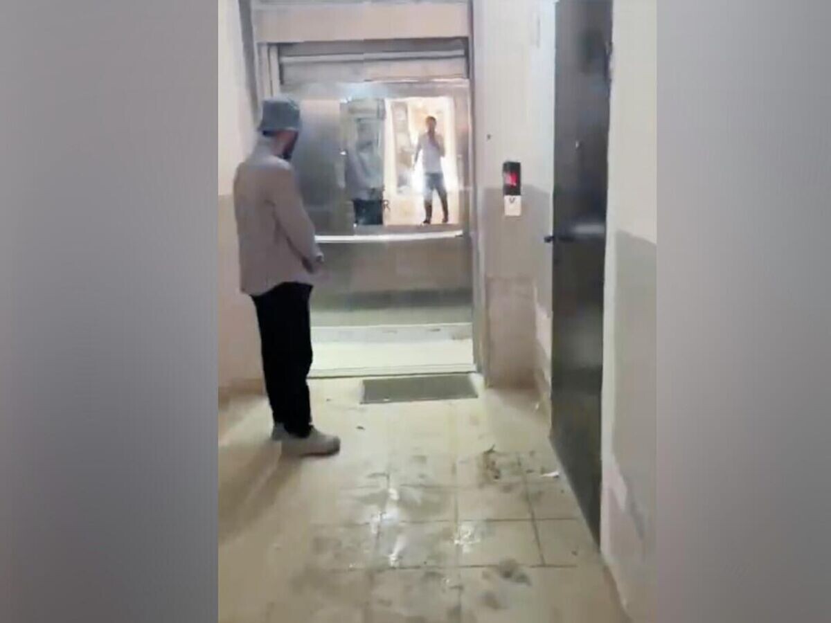    Лифт упал в многоквартирном доме в Махачкале© Кадр видео из соцсетей