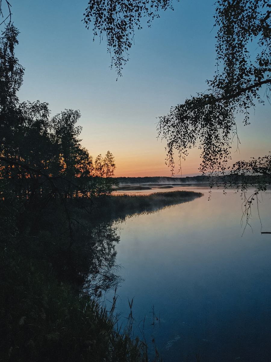 Оранжевое озеро на рассвете