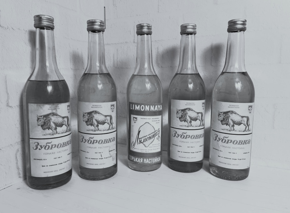 Советские бутылки с настойкой Зубровка