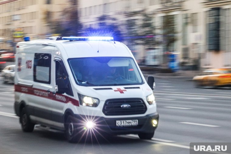 Медики прибыли на место инцидента для оказания помощи пострадавшим. Фото: Алексей_Гайнов © URA.RU