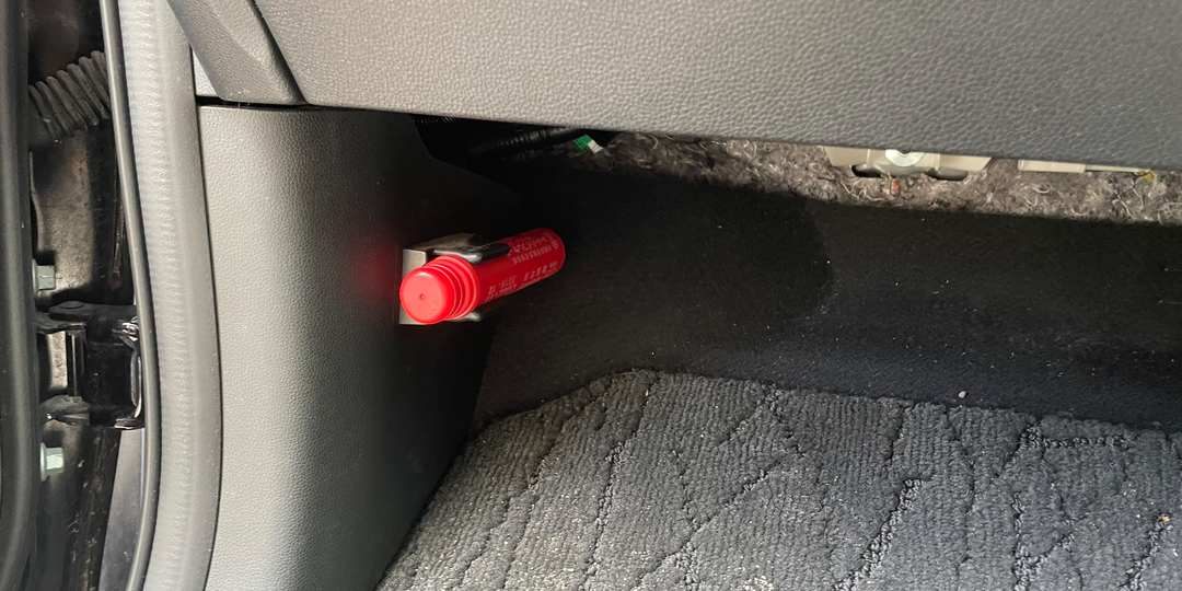 Завод-изготовитель положил ракетницу в ноги пассажиру. Зачем в автомобиле это приспособление?