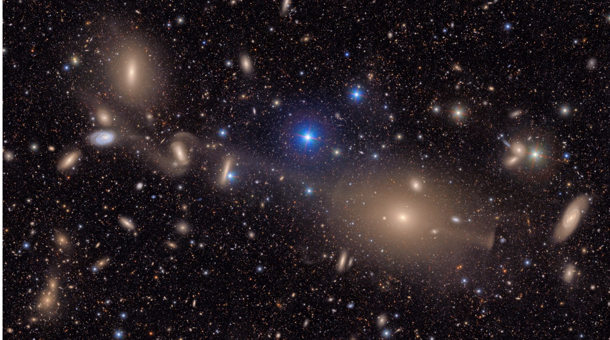 Снимки участка неба, на котором запечатлены галактики из скопления в Деве (NSF / DOE / Vera C. Rubin Observatory)