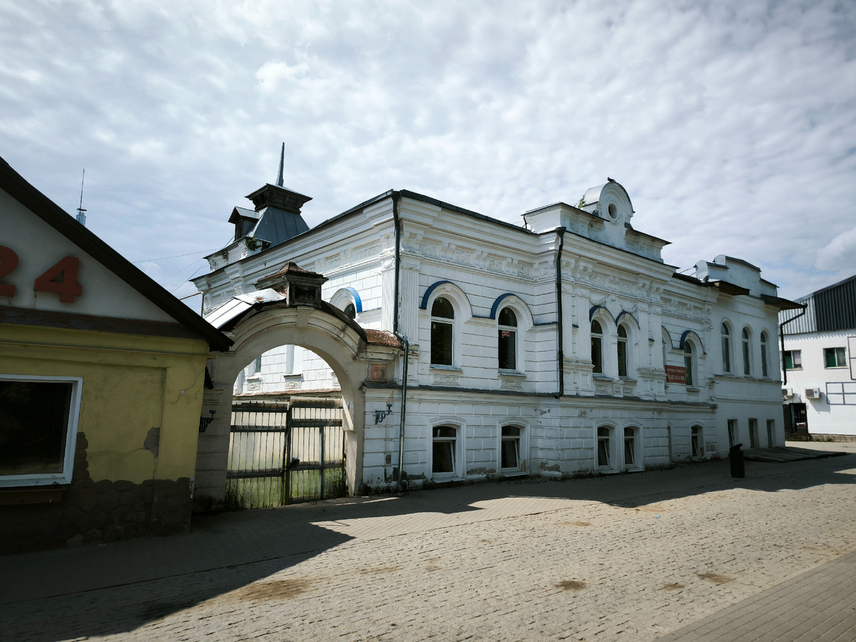 Со старинными зданиями. Усадьба Дороднова