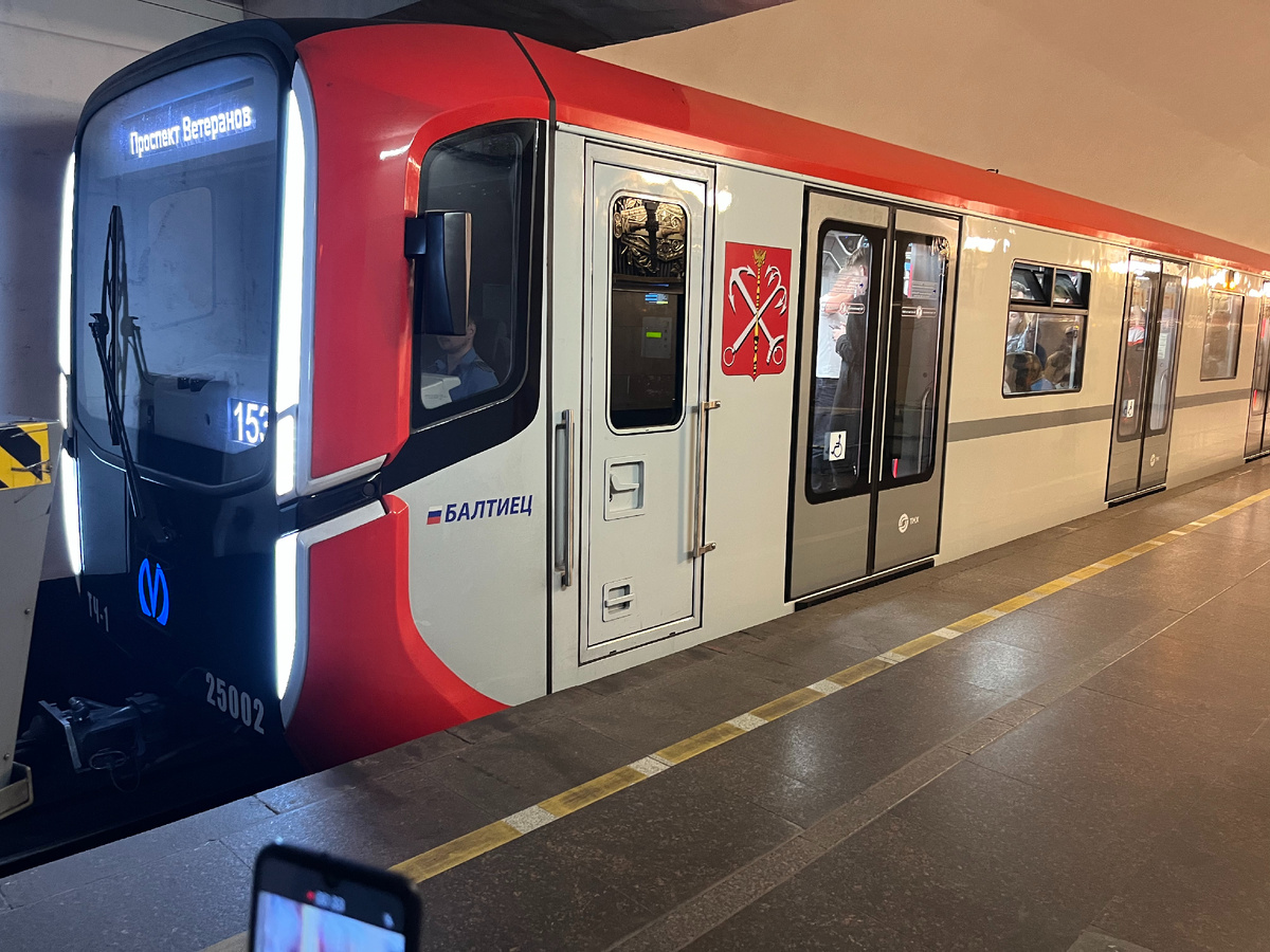 Балтиец ходит по красной ветке. Его нужно ждать, пропуская номерные поезда.